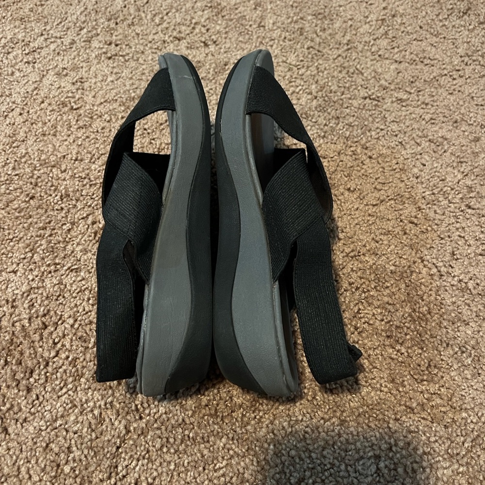 Clark’s Cloudstepper Black Crisscross Sandals - image 3